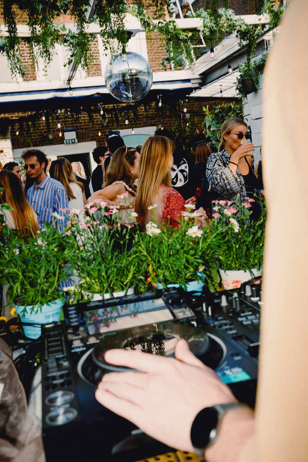 Weatherproof Rooftop Bar | Perfect Summer Party 16