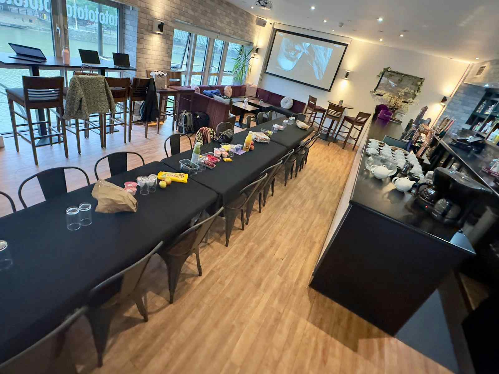 Meetings In The Lounge Bar 4