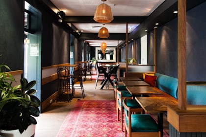 Pendulum Lounge 9