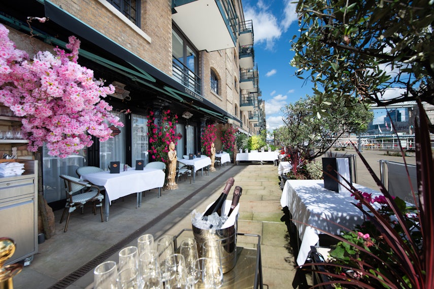 Outdoor Standing Reception 3D tour
