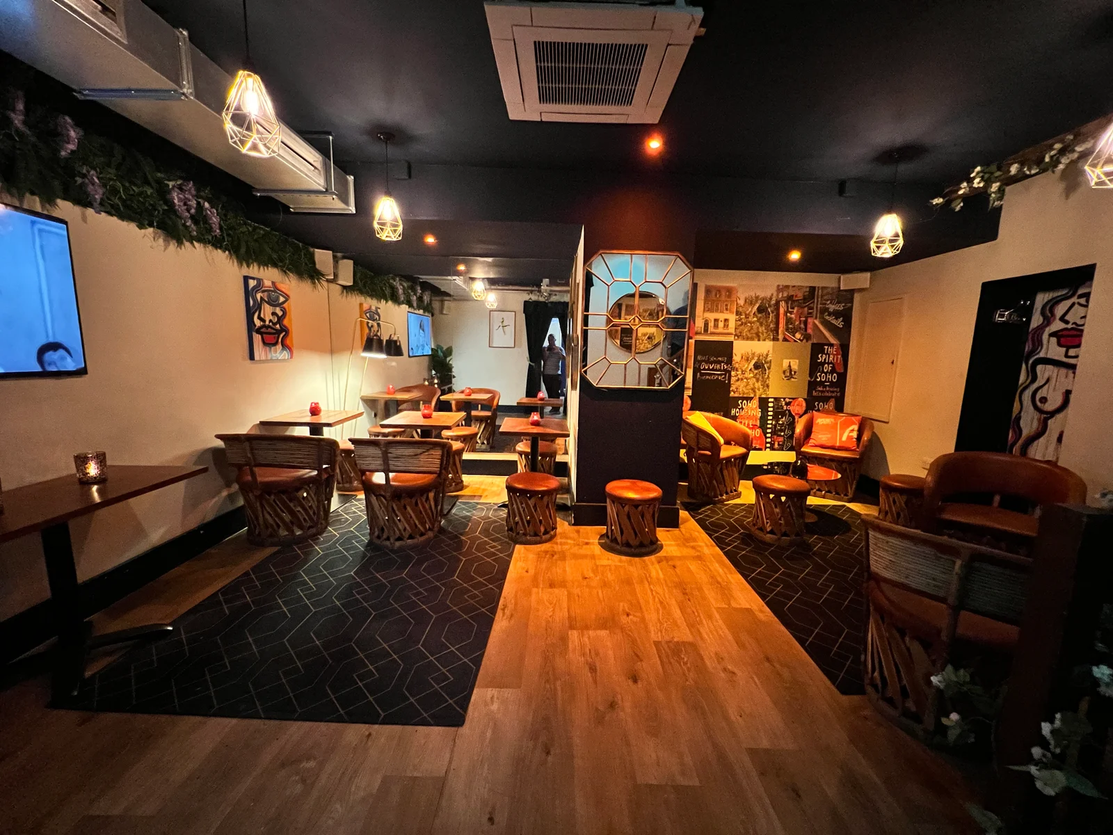 BAARIA intimate downstairs lounge 4