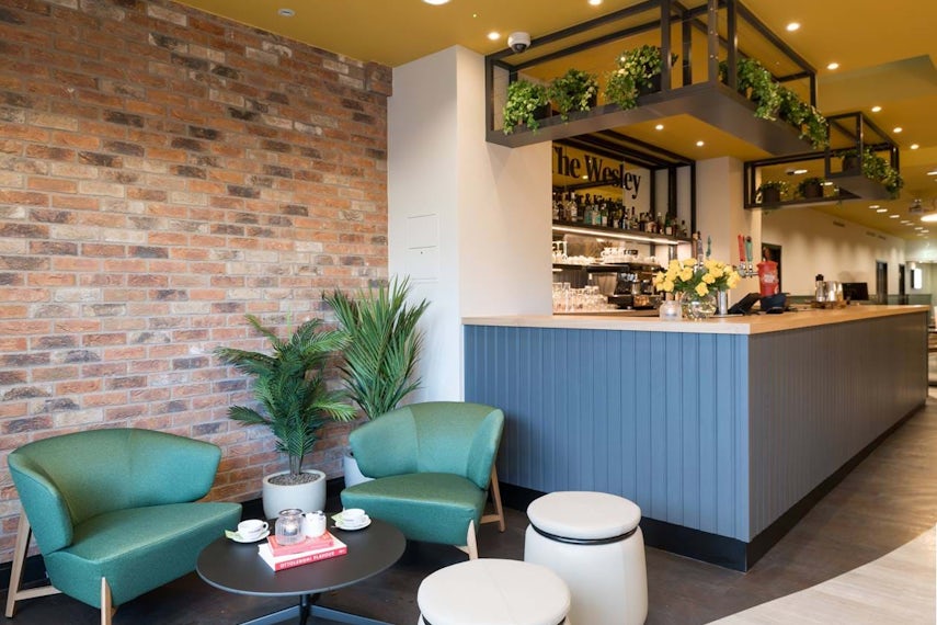 Bar & Restaurant 0