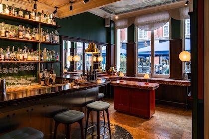 Henri Restaurant 1