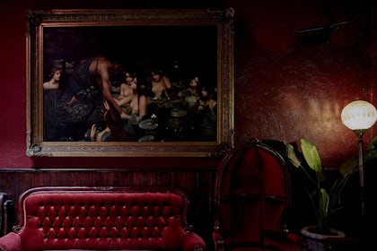 Polly Main Bar 1