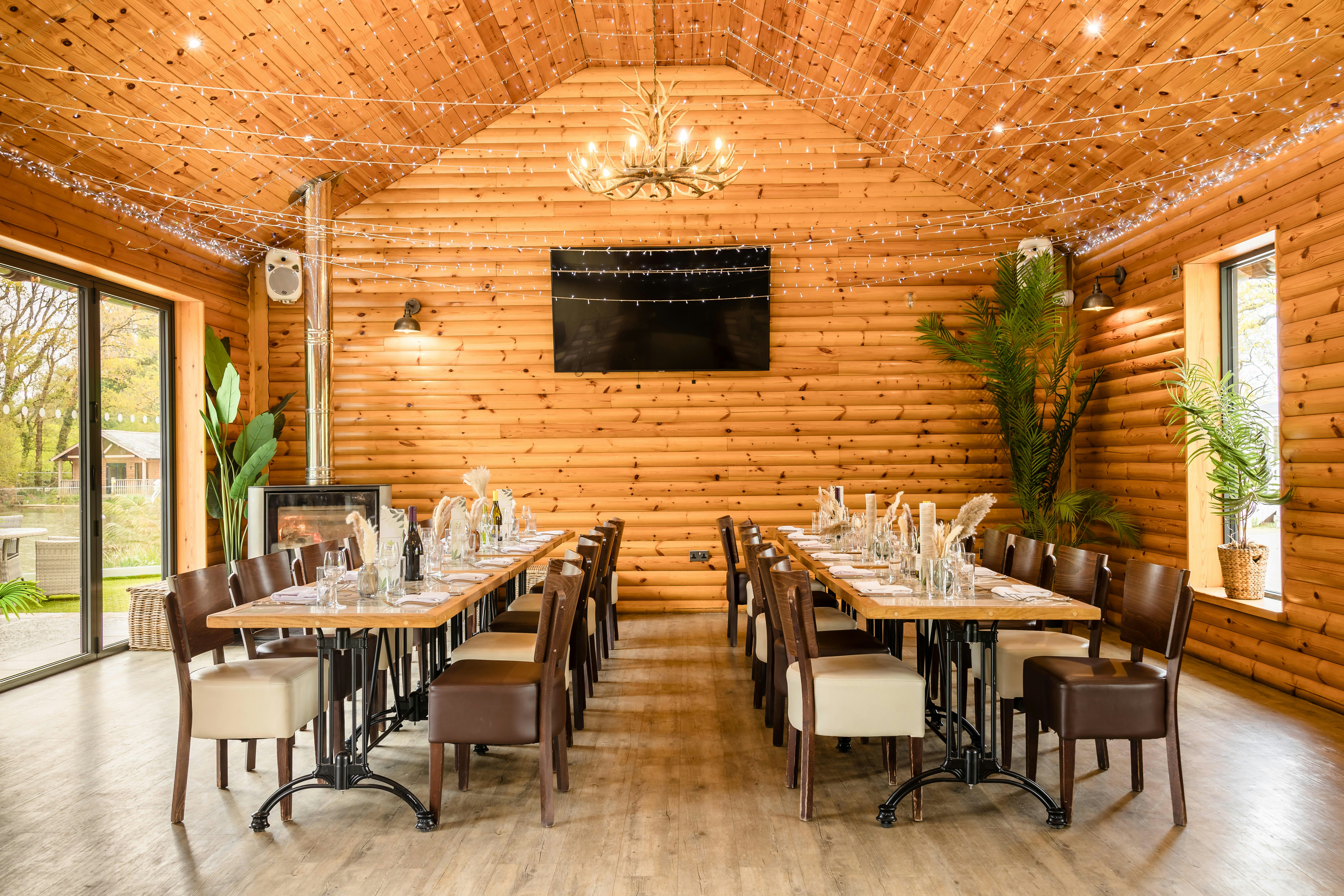 Rhodri's by the Lake 0