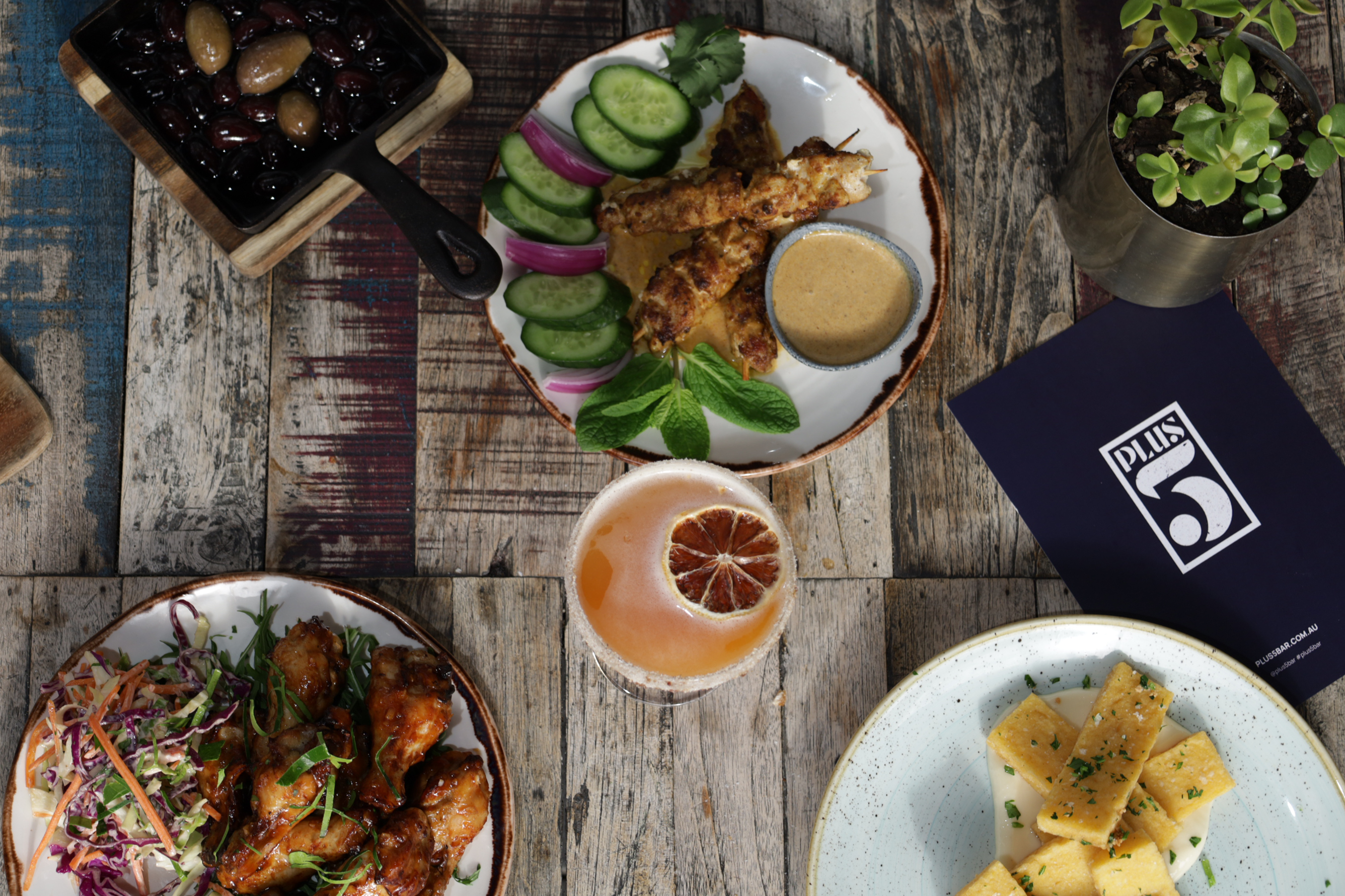 Exclusive Riverside Bar 6