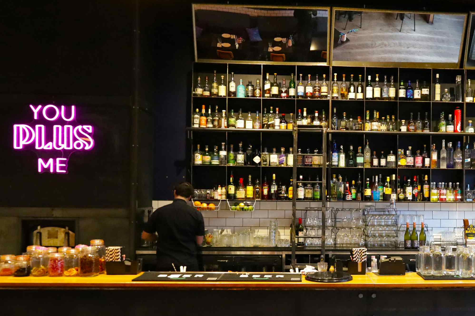 Exclusive Riverside Bar 3