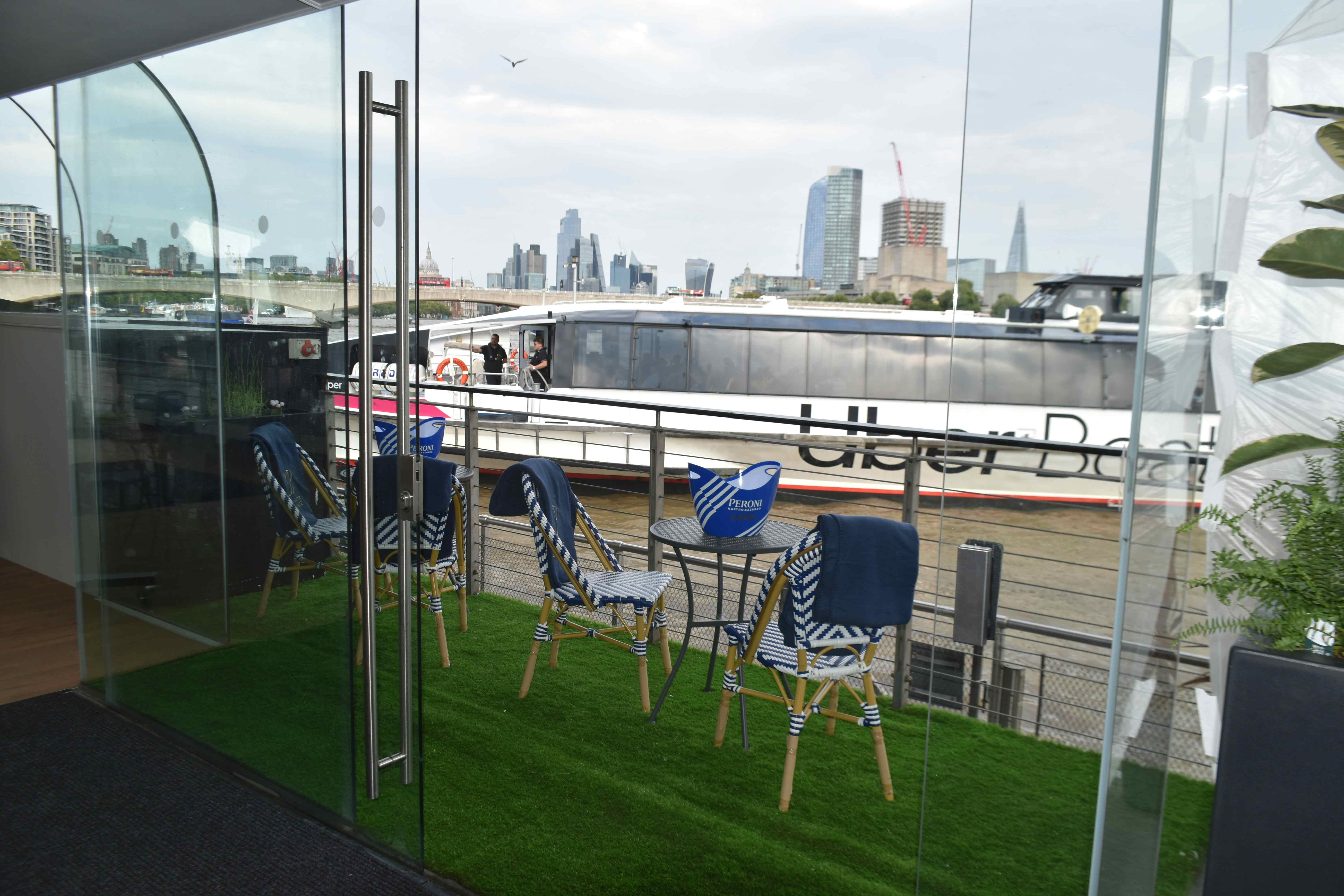 Clipper Lounge EMB 8