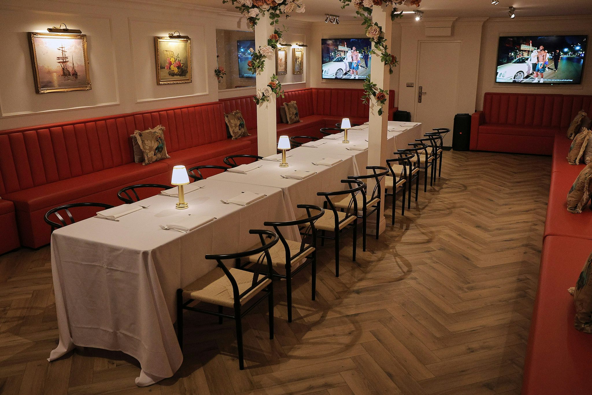 The Hideaway Orange Room 4