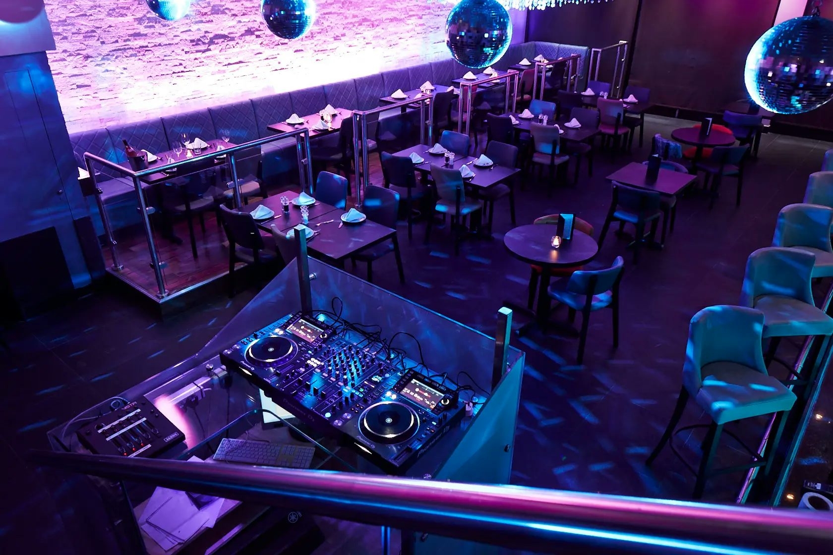 Main Bar & Restaurant 0