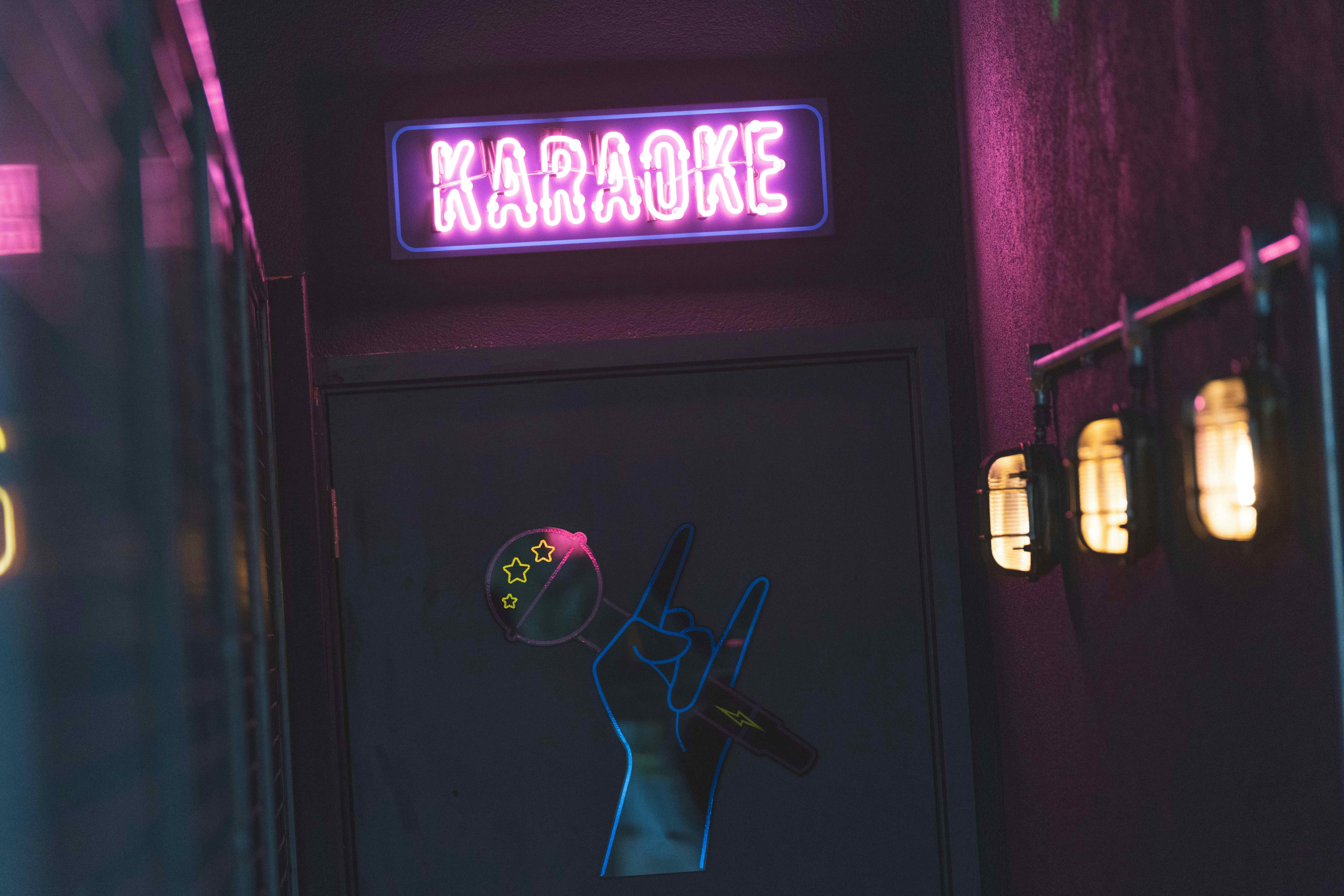 Bowl, Break, Sing & Game 8