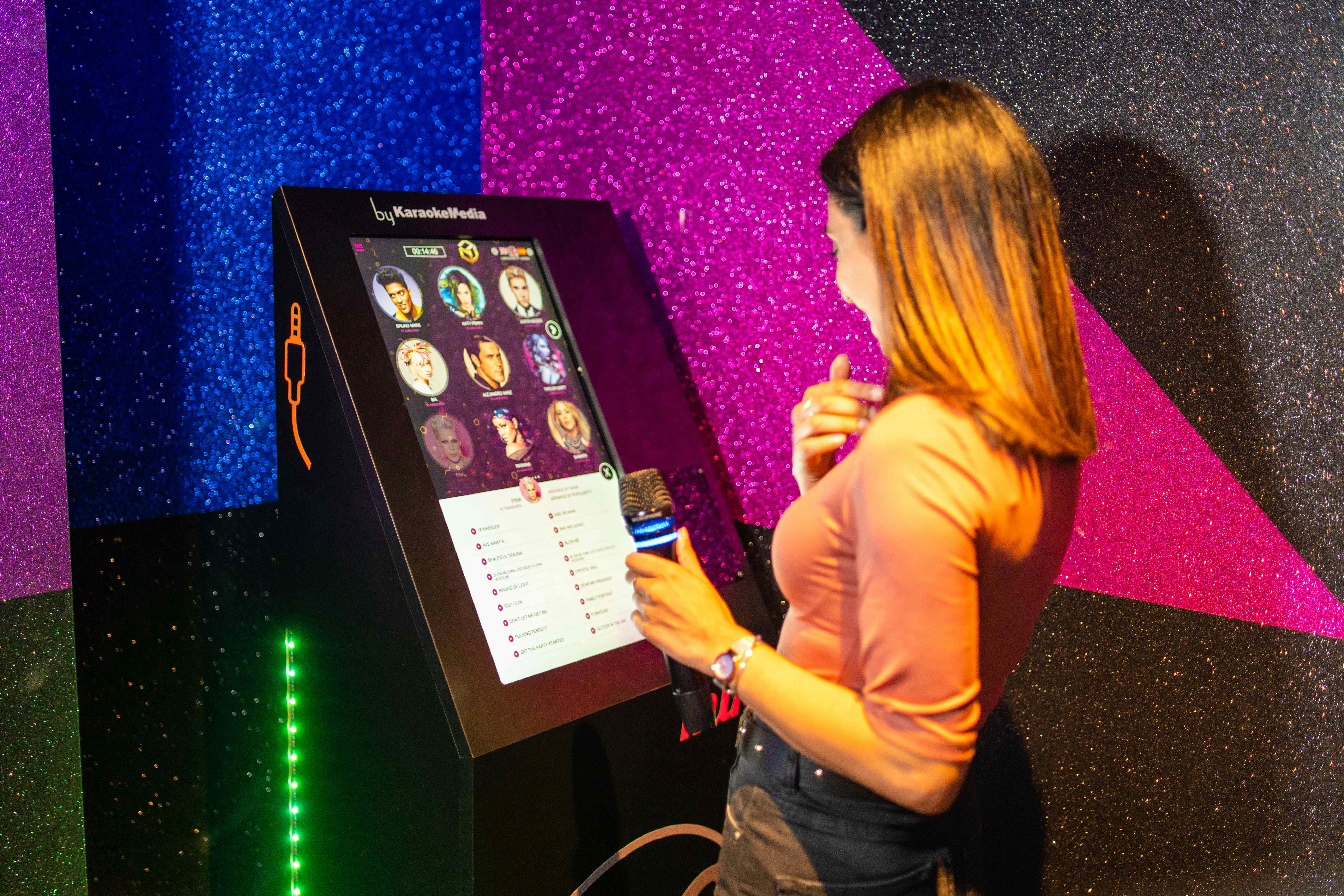 Bowl, Break, Sing & Game 9