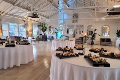 The New White Loft and the Palm Room 9