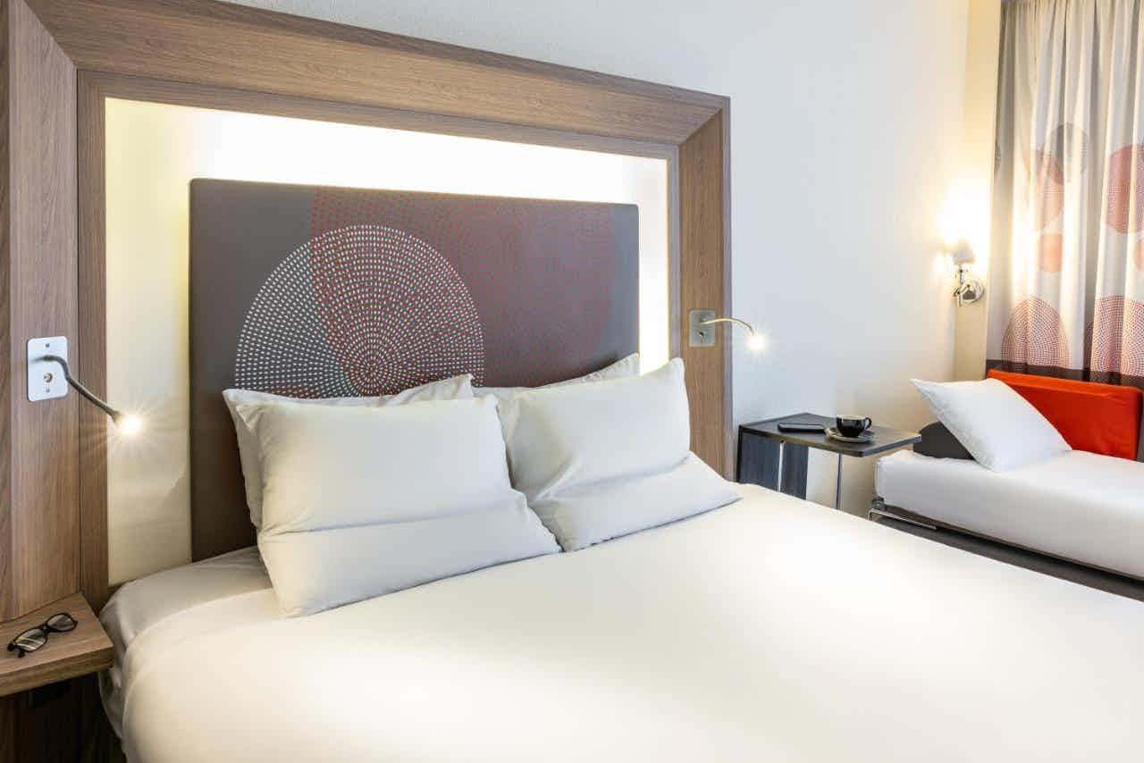 Standard Room with 1 queensize bed and sofa 1