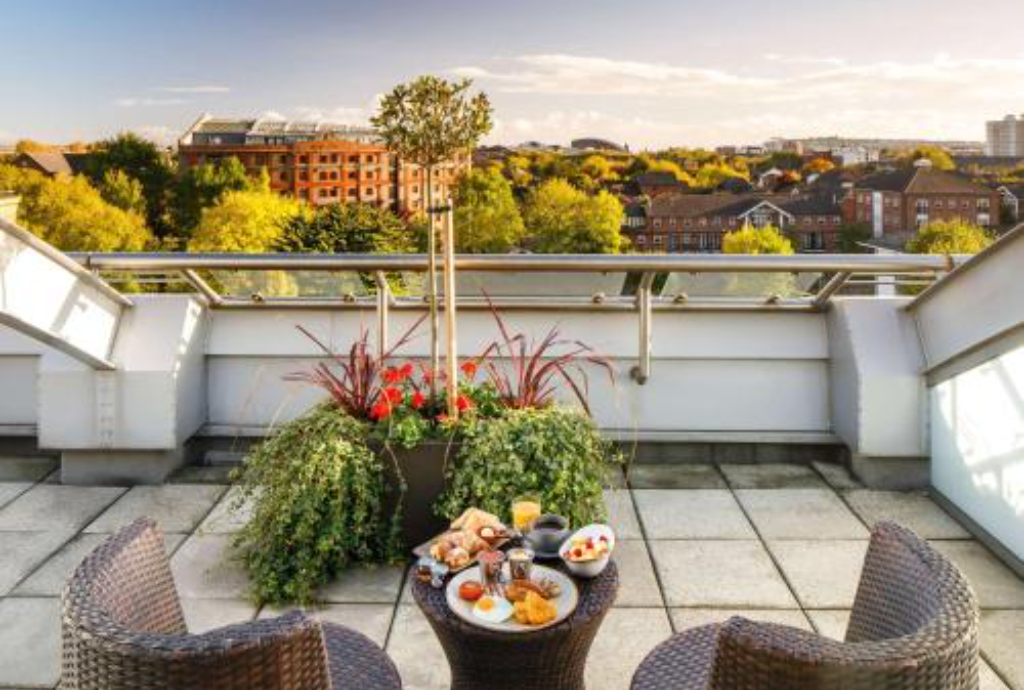 Standard Room with Queen bed + Convertible Sofa 4