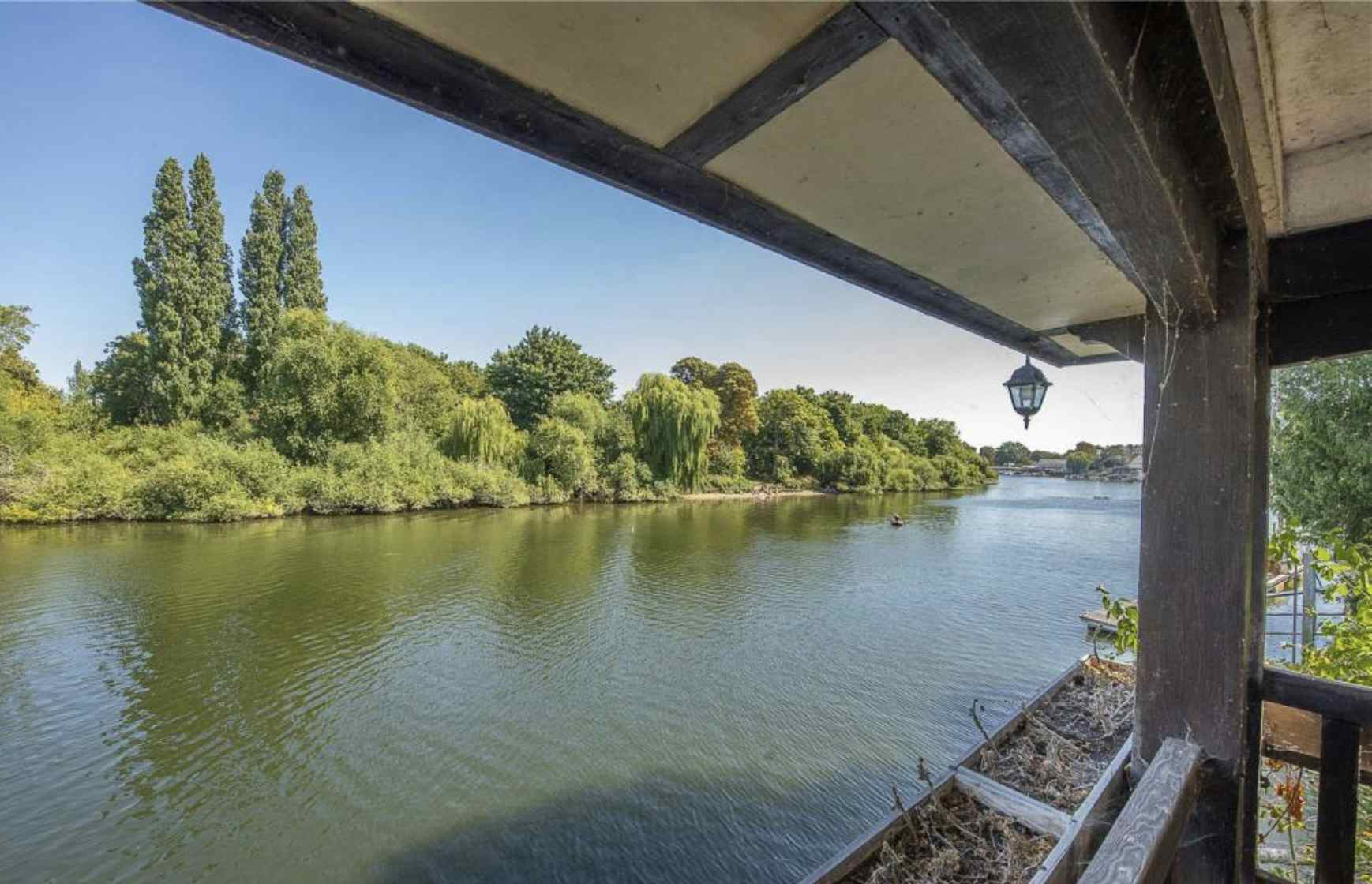 Riverside Property with Boathouse and Large Garden 11
