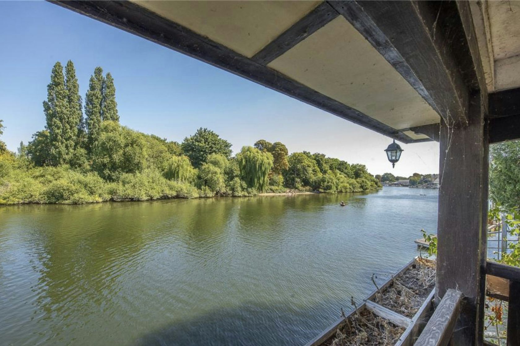 Riverside Property with Boathouse and Large Garden 11