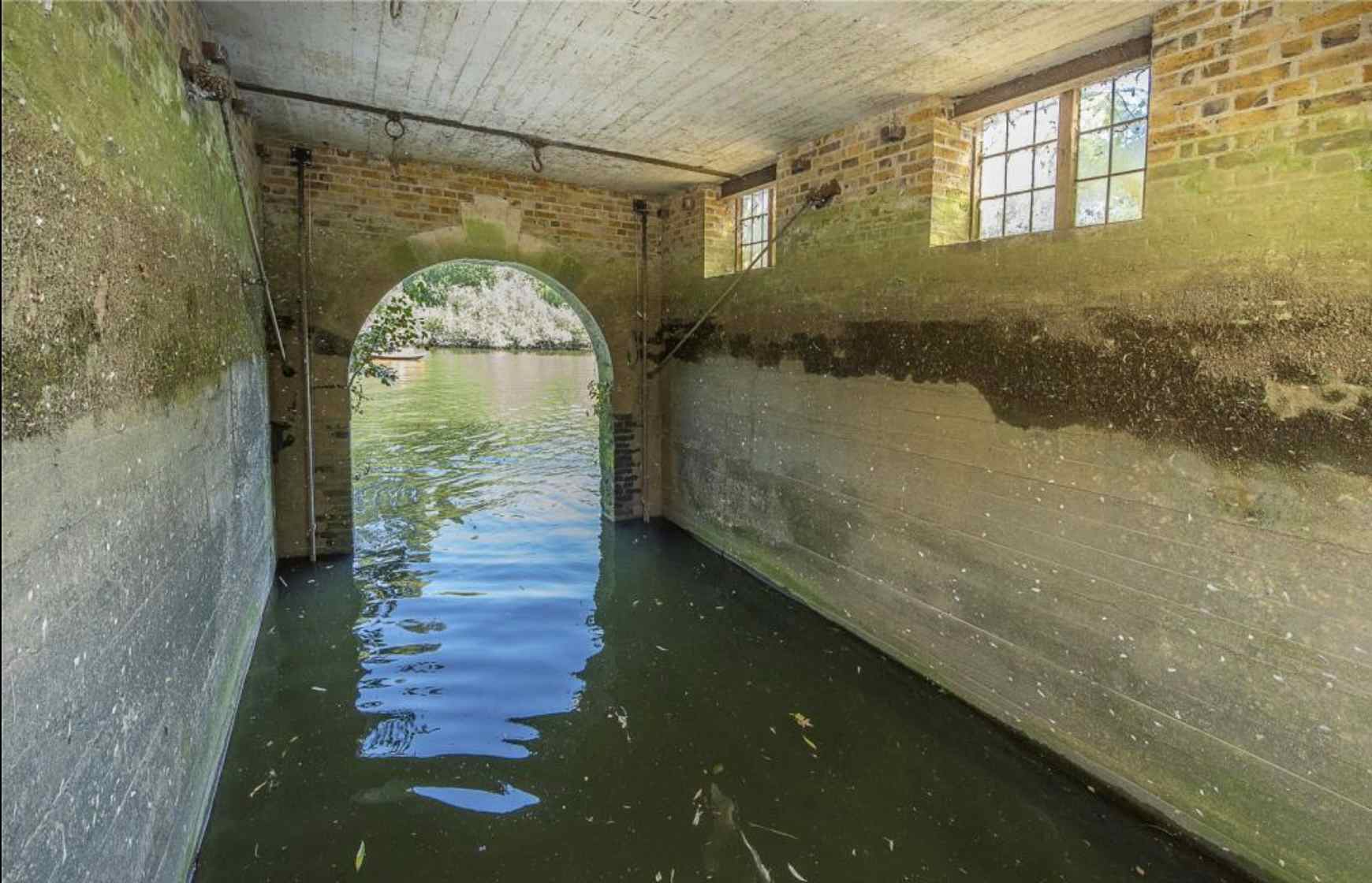 Riverside Property with Boathouse and Large Garden 12