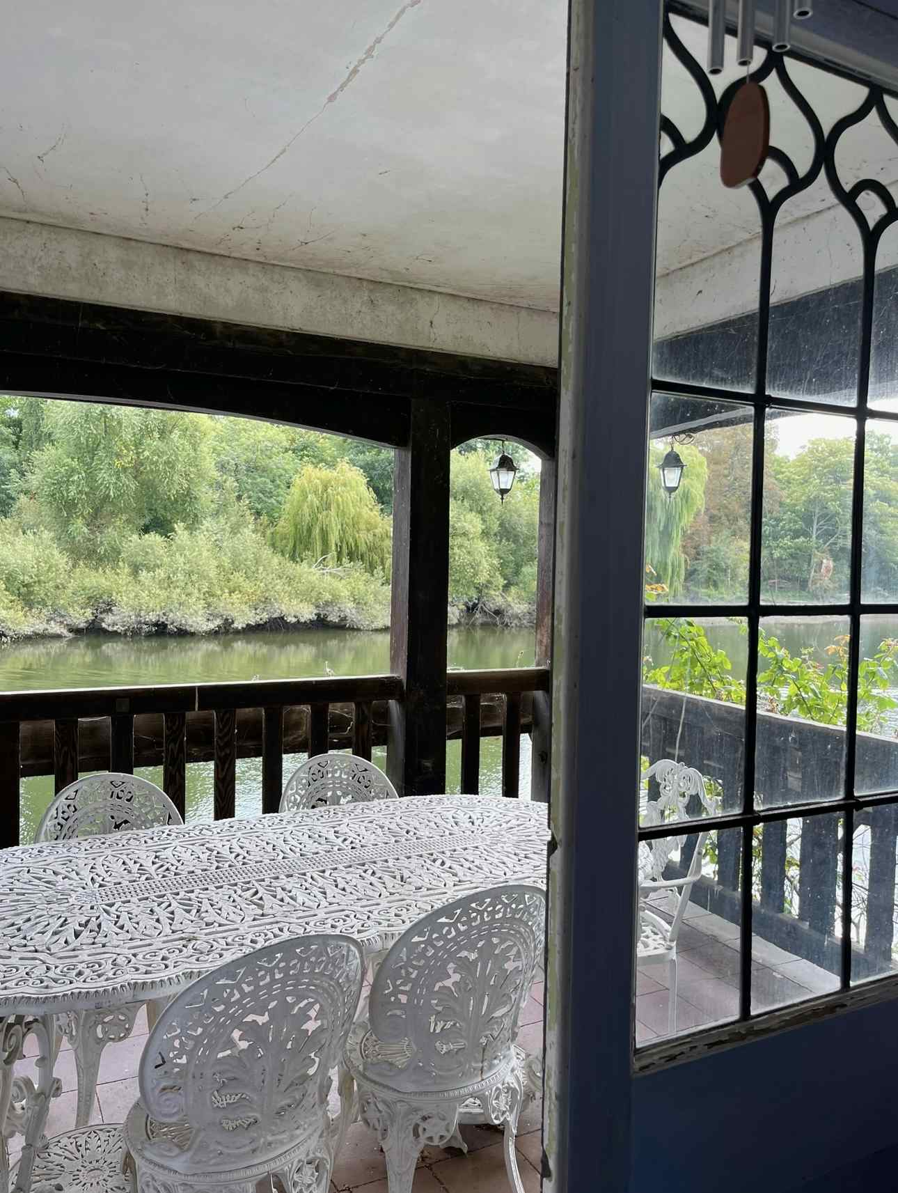 Riverside Property with Boathouse and Large Garden 5