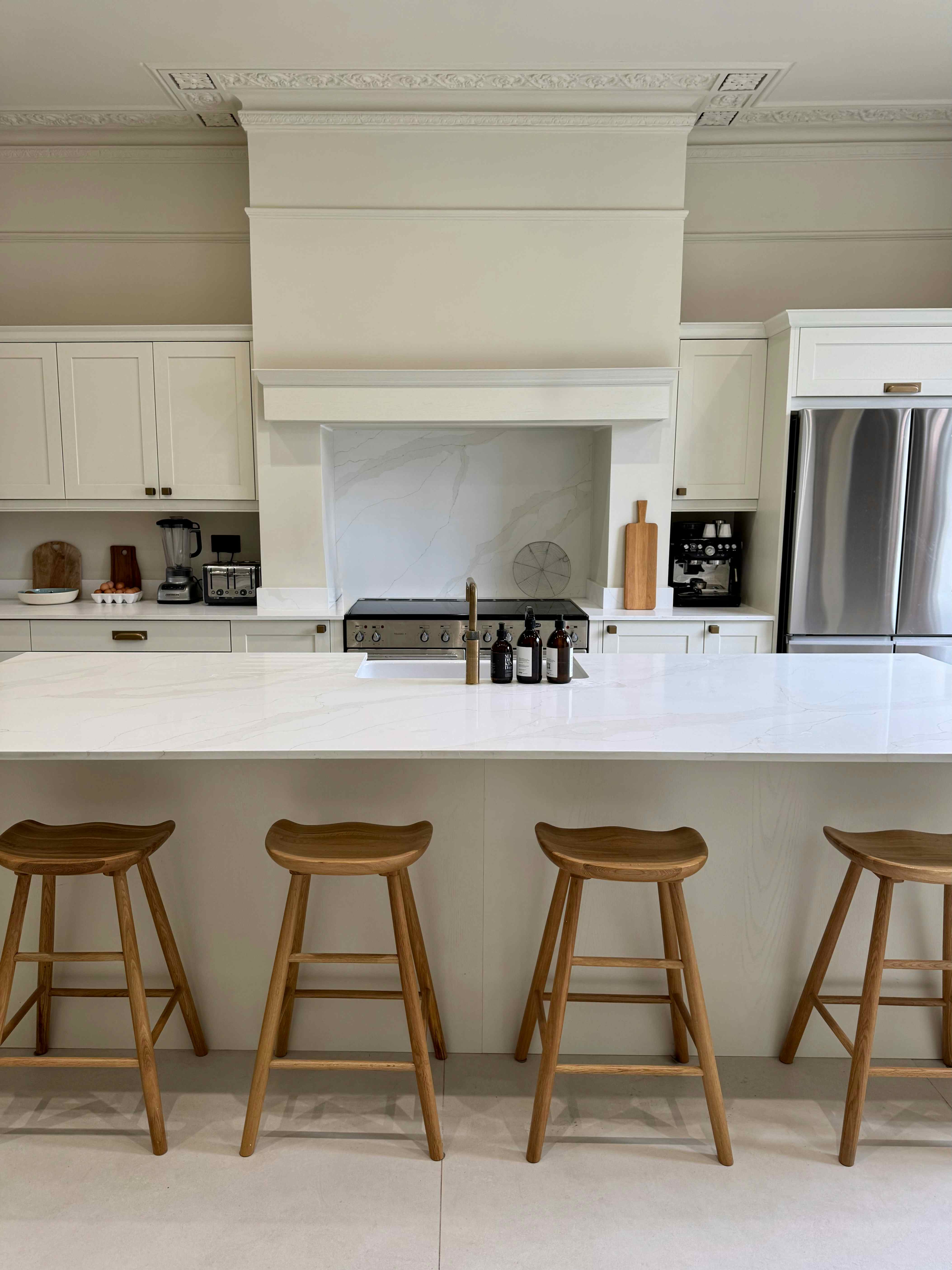 Riverside Property with Boathouse and Large Garden 10