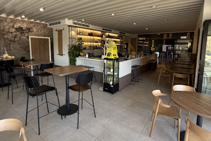 Dining Room & Front Bar 8