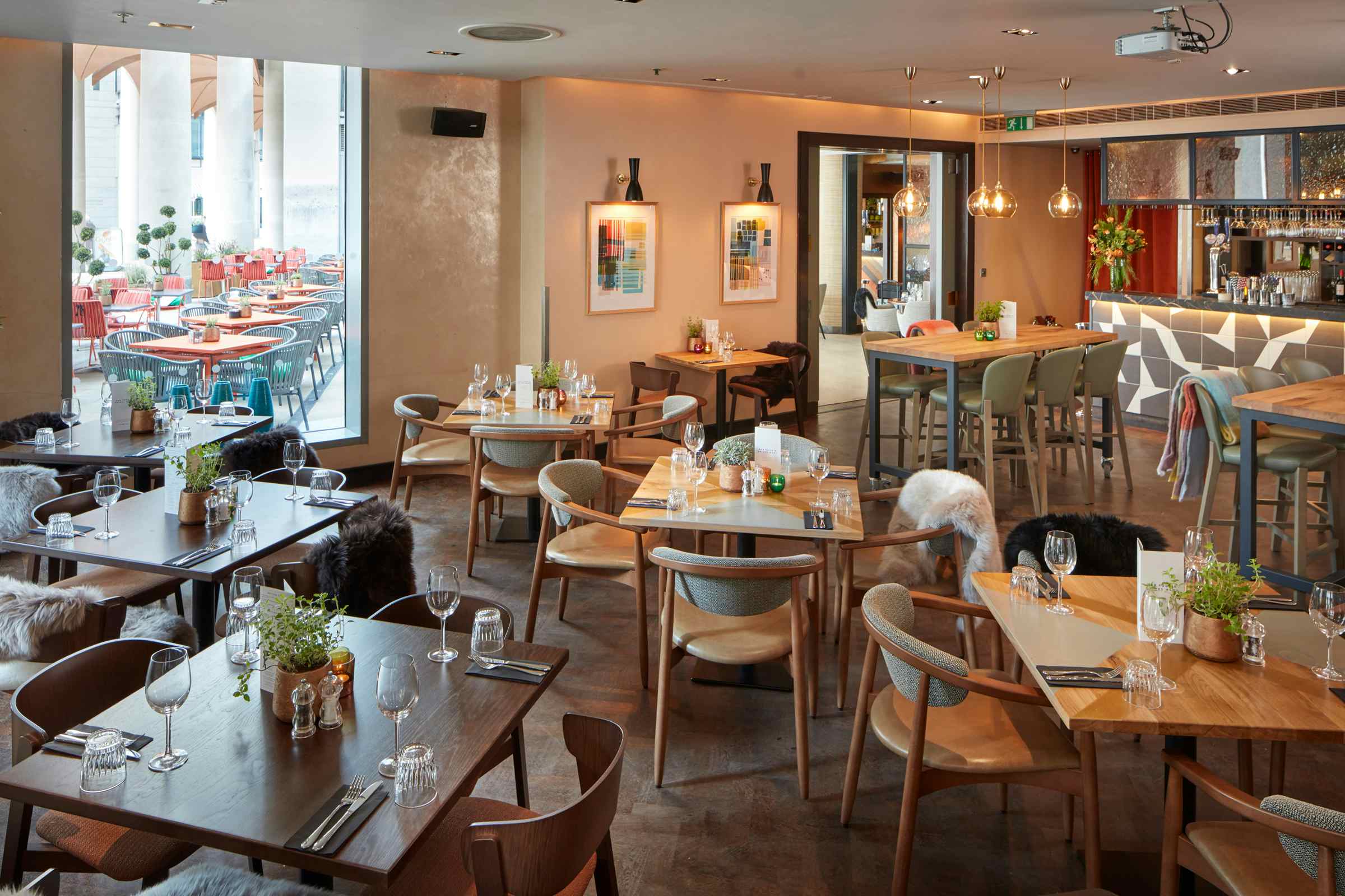 Lounge with private entrance 0