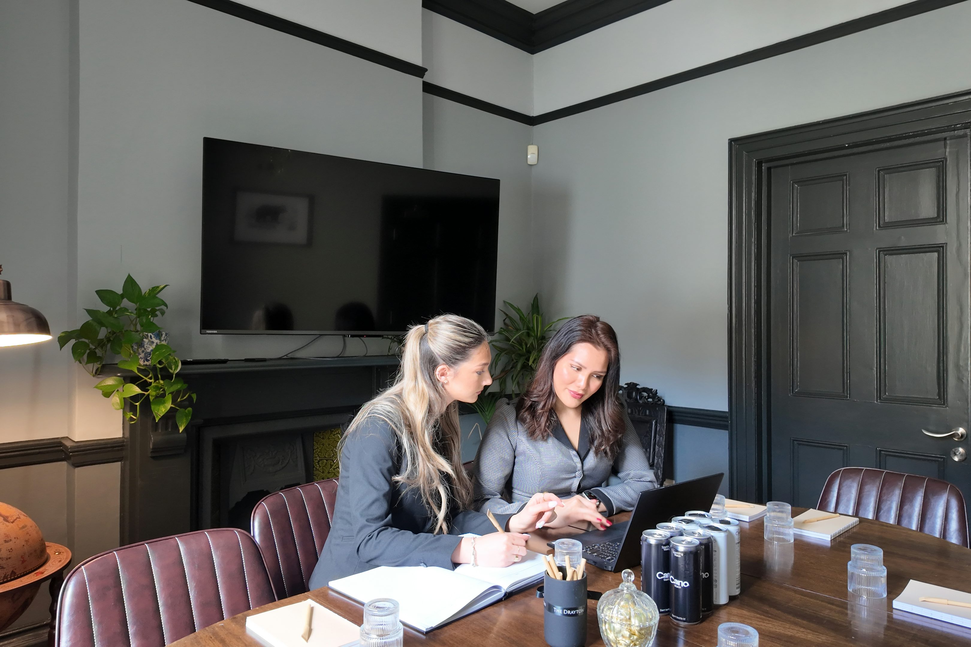 Stylish Fitzrovia boardroom near Bloomsbury with AV & Wi-Fi included 5