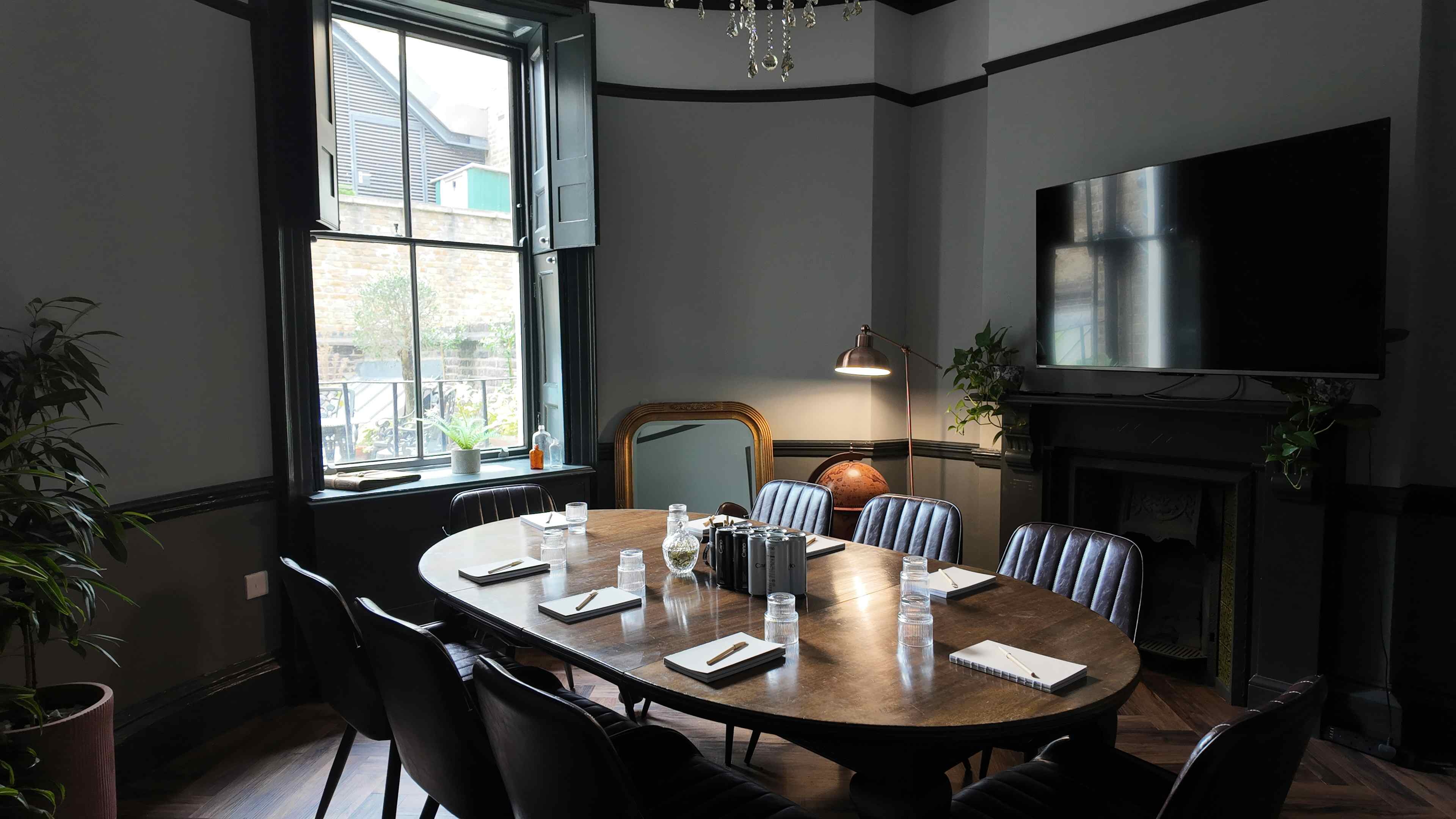 Stylish Fitzrovia boardroom near Bloomsbury with AV & Wi-Fi included 2