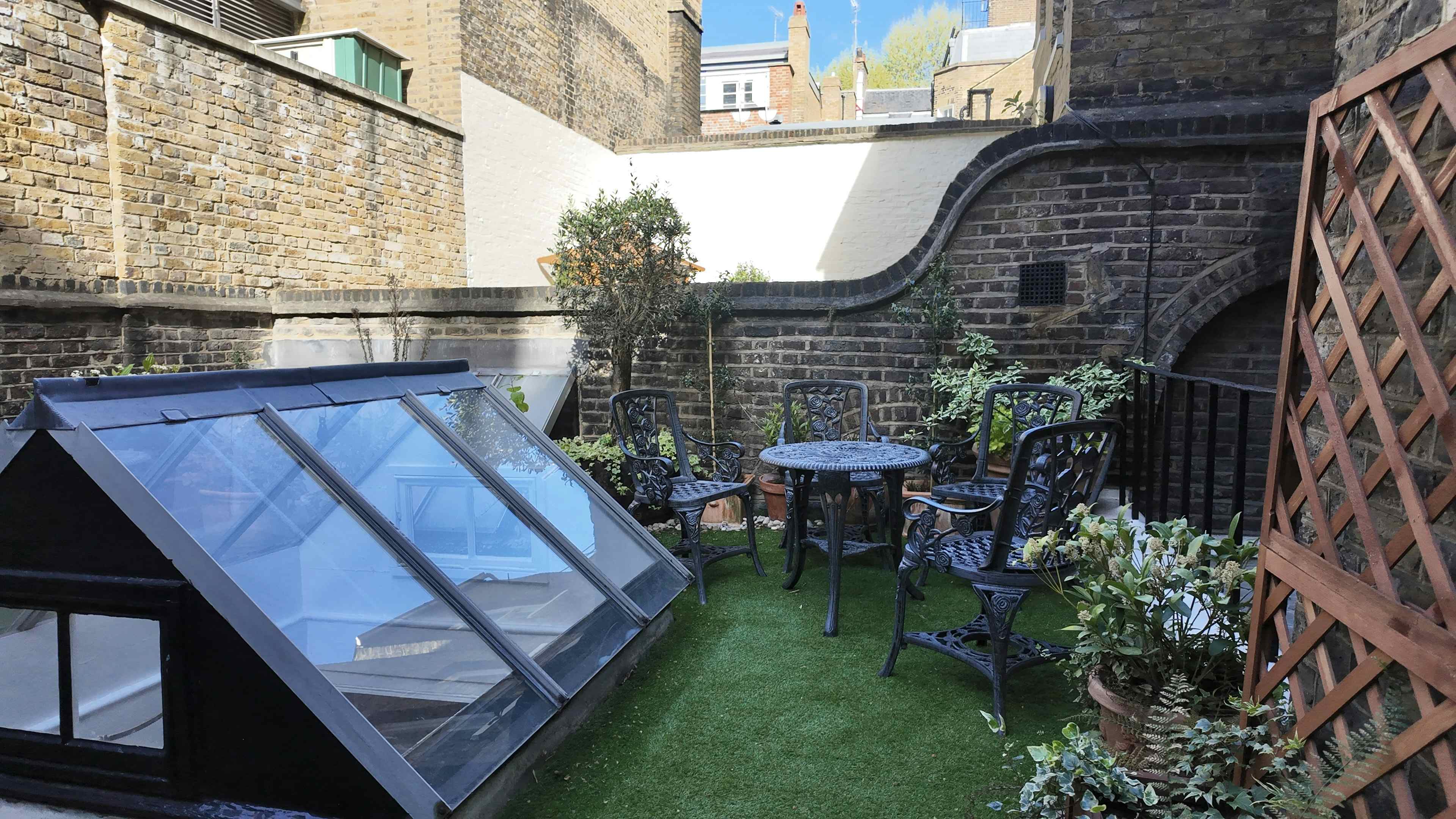 Stylish Fitzrovia boardroom near Bloomsbury with AV & Wi-Fi included 4