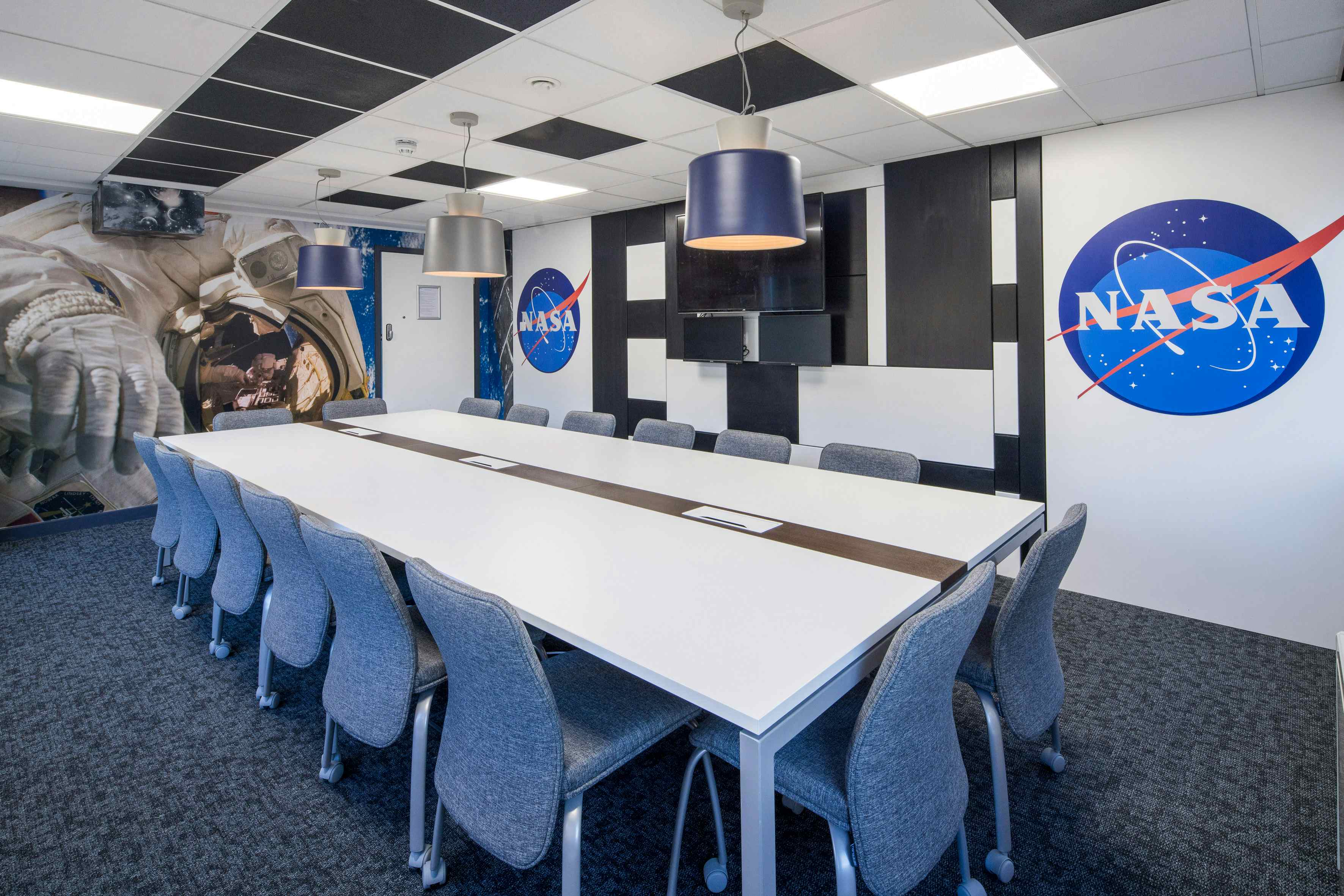 NASA Meeting Room at DeskLodge House (16 people)
