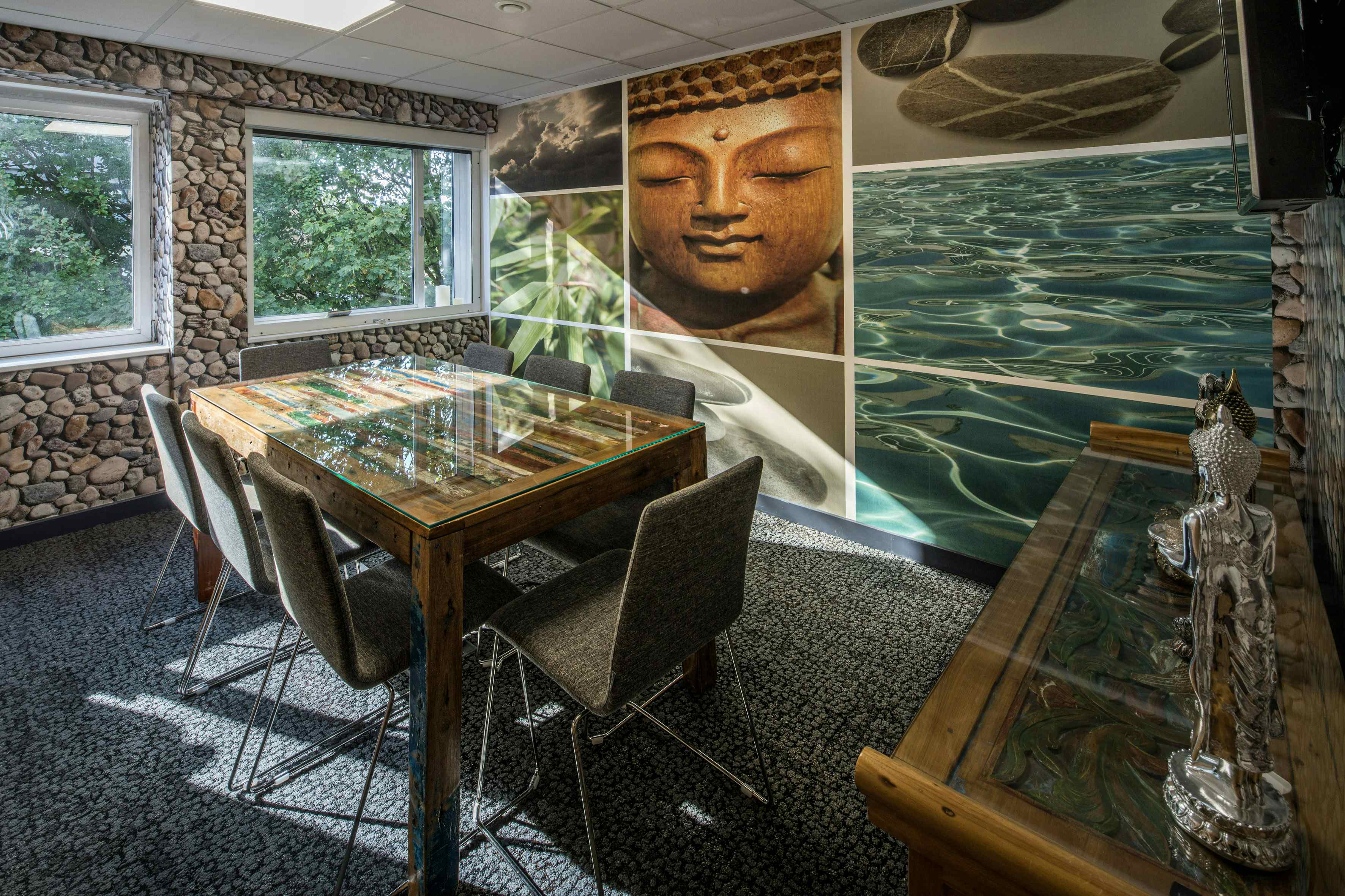 Pebbles Meeting Room at DeskLodge House (6 people)