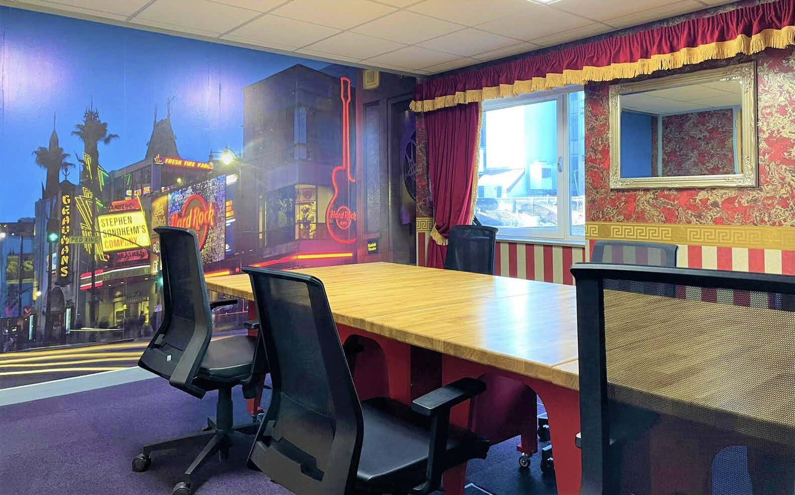 Hollywood Meeting Room at DeskLodge House (9 people)