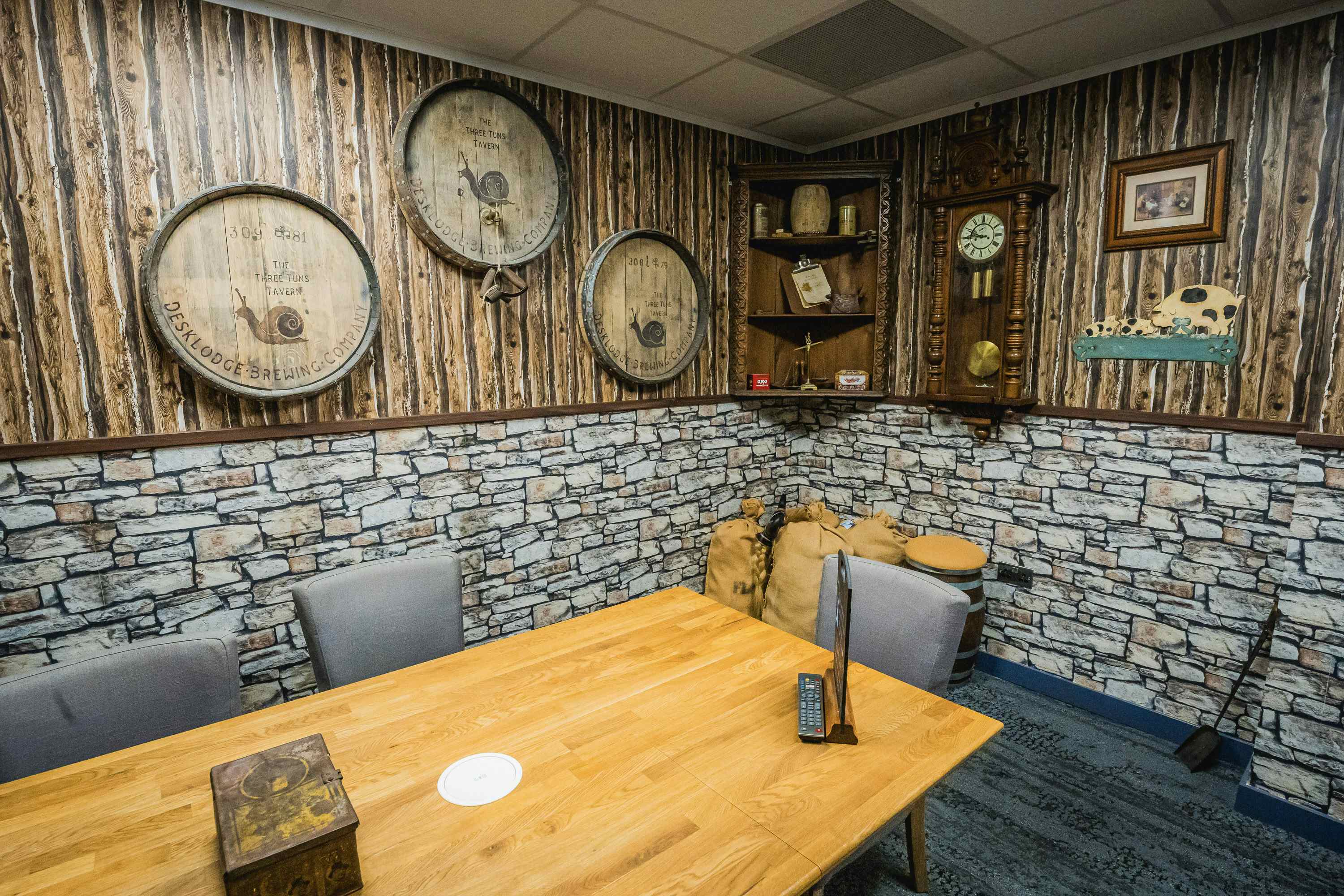 The Tavern at DeskLodge Beacon Tower (5 people) 1