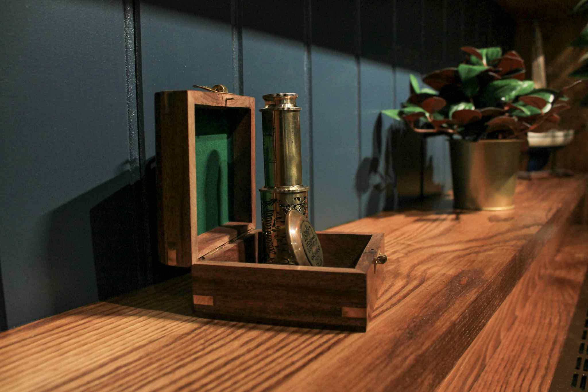 The Captain's Table Meeting Room at DeskLodge House (5 people) 3