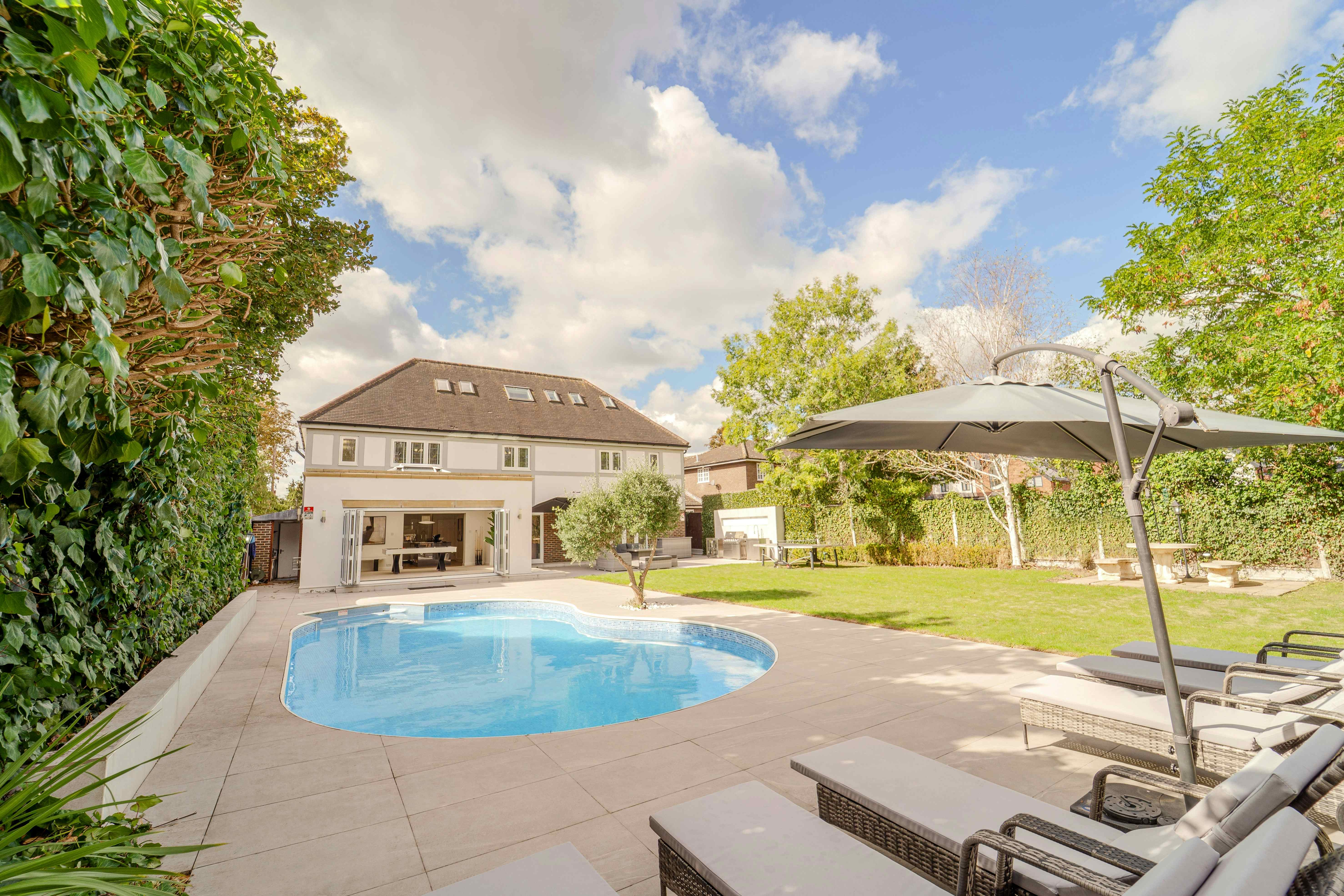 Emerson Park Villa  8