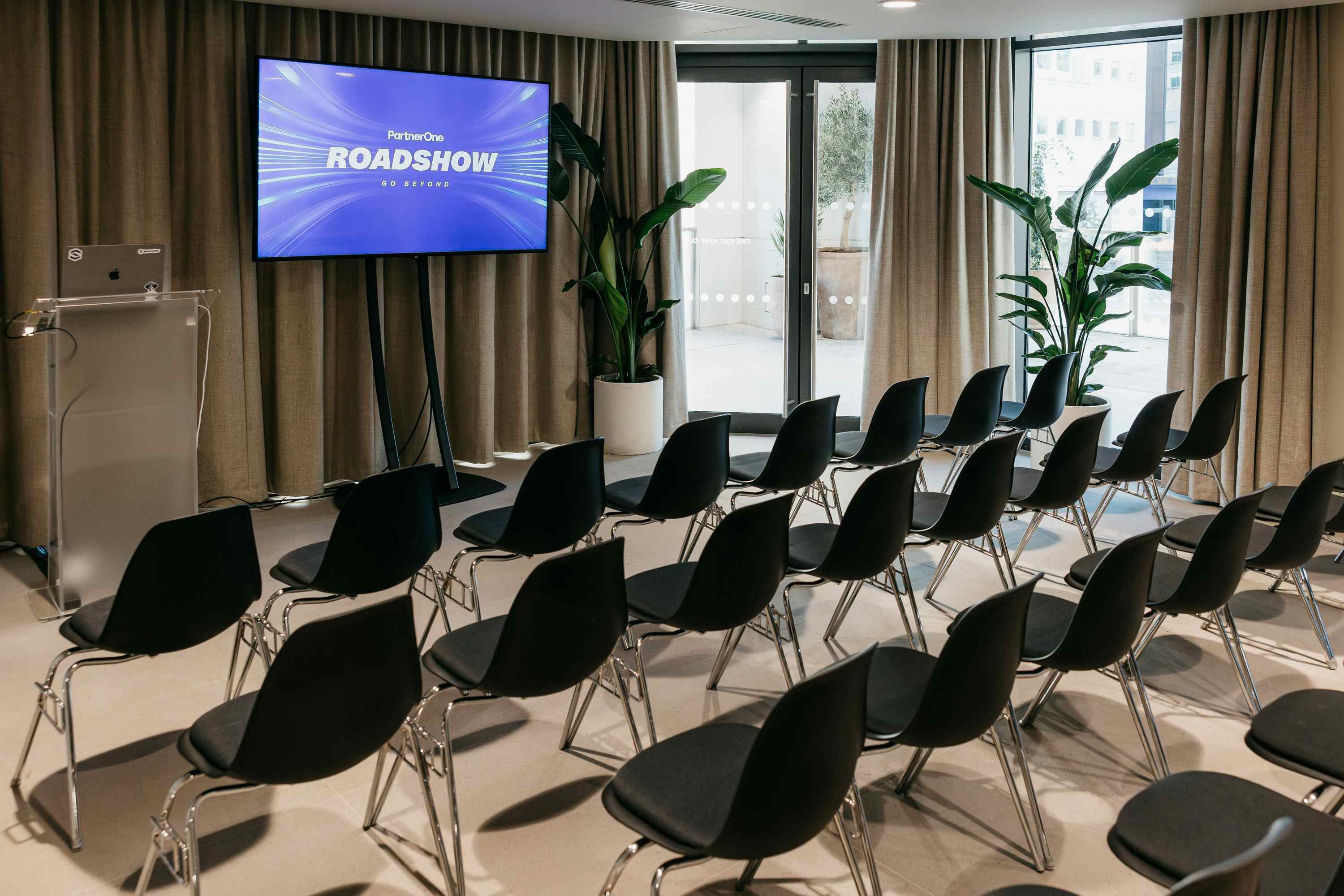 Landing Canary Wharf 12