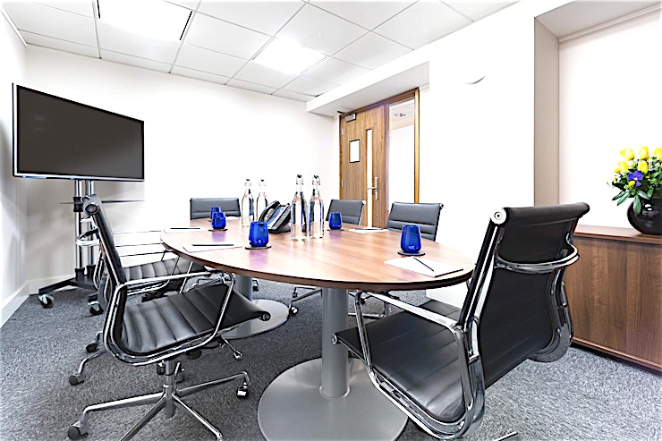 Fortnum **Hire the Fortnum meeting room at Landmark's St James's Square centre, for a superb meeting room to hire for your next productive day.**
Want a prestige location? Look no further. This meeting room