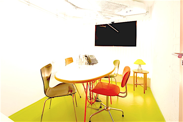 Jonathan Glancey **Jonathan Glancey at Second Home London Fields is a modern, state-of-the-art meeting room for hire in east London.**
The venue has decided to think outside the box when designing their meeting roo
