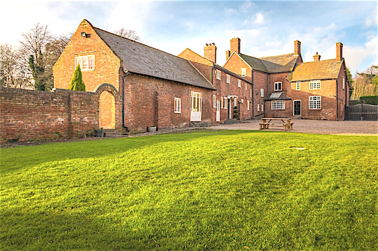 Private Luxury Country Estate for up to 26 Guests **Hire your own five-star luxury private country estate with 1.5 acres of gated grounds.**
Located in a quiet Derbyshire Village but just 5 minutes from the M42 and 20 minutes from Birmingham, Not
