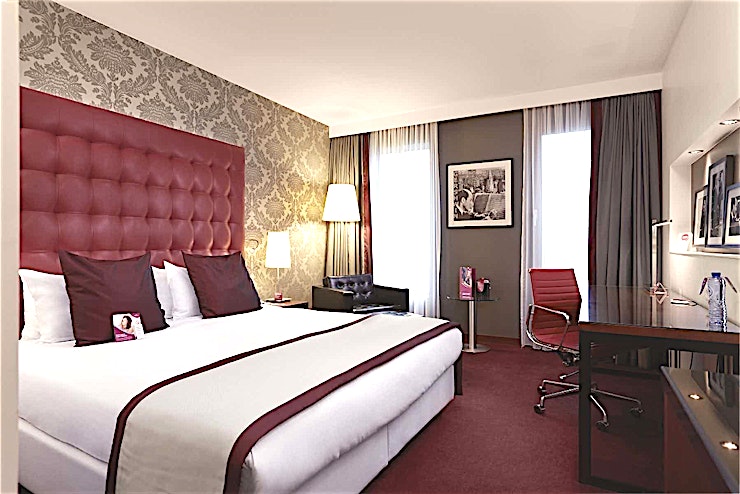 Madison **Madison at Crowne Plaza Amsterdam South is a top of the range boardroom for hire in Amsterdam.**
Surrounded by skyscrapers, hotel Crowne Plaza Amsterdam - South is ideally located in the heart of