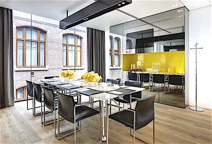 The Yellow Room **The Yellow Room has 20 sqm of space and a maximum capacity of ten guests in a fixed boardroom and dinner set-up.**
The Space has views into the atrium of the hotel and offers a built-in LCD scre