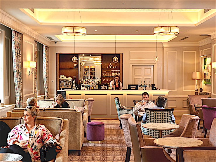 West Wing Lounge **The West Wing Lounge is located on the first floor adjacent to the Oxford suite and is a relaxed Space ideal for coffee breaks, lunch, or a pre-dinner drinks reception.**
The lounge features com