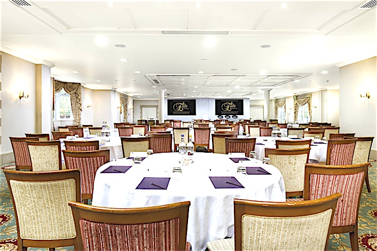 Lea Suite **With an ideal setting overlooking the pond and woodland, the Lea and Roding suite offers the largest of Warren Weir’s event Spaces.**
The 342m sq columned room has an open fireplace, adjacent te
