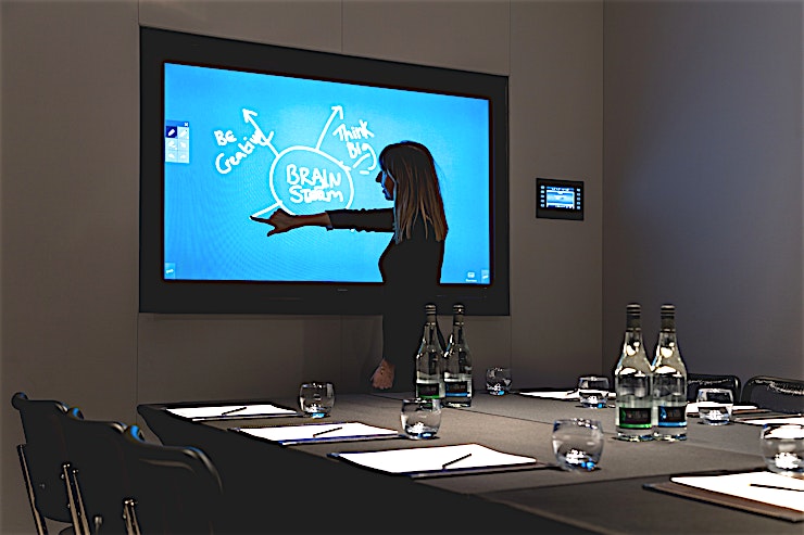 Private Suite 5 **Welcome to Private Suite 5 at the Radisson Blu Edwardian Mercer St. for your next corporate meeting.**
Designed for creative thinking and efficient meetings, take advantage of a range of layouts
