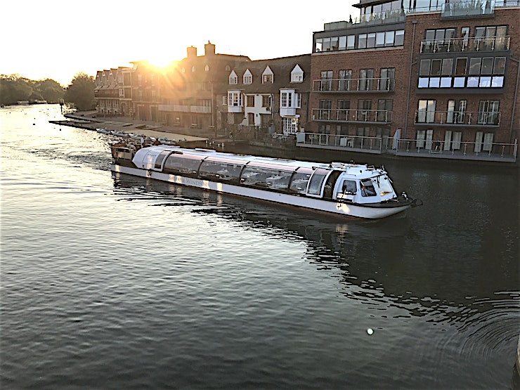 Willow Room by Bateaux London **Book The Melody at The Bateaux Windsor for a stunning dining experience on the Thames.**
Surrounded by nature, sail in style and tranquillity through the Royal Borough of Windsor. Enjoy the flavour