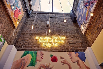 Lounge Bar 5