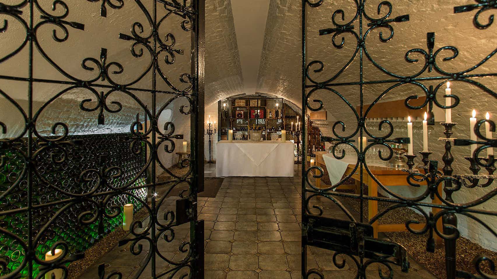 The Wine Cellar A stylish Green Park private dining room to Hire