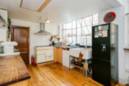 Photographic studio and studio kitchen 12