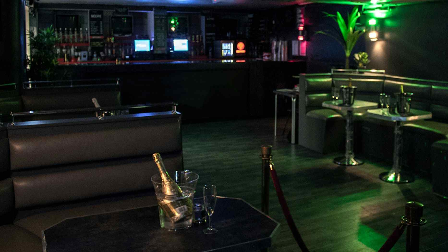 Cocktail Bar & Lounge, Dance Floor & Stage 4