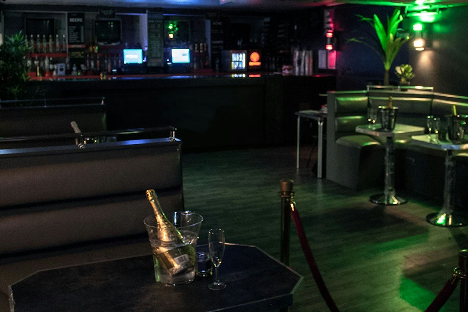 Cocktail Bar & Lounge, Dance Floor & Stage 4